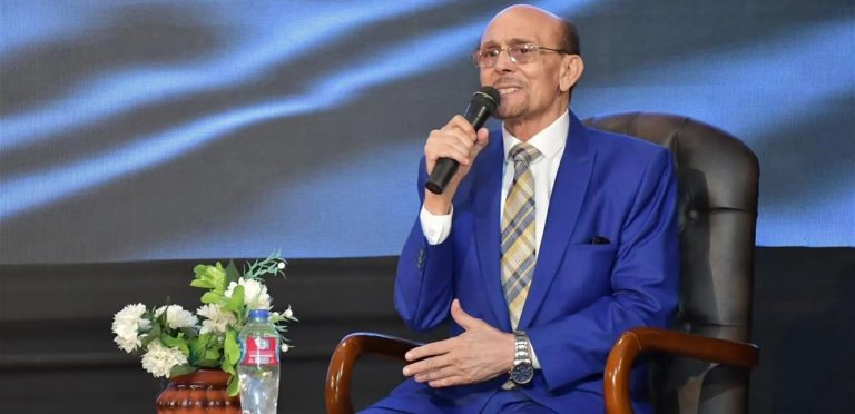 “كان جالسًا على كرسي ويشرب الشاي”… محمد صبحي يوضح سبب أزمته مع السائق/فيديو