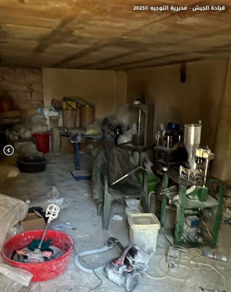 مصنع وأدوات لتصنيع المخدرات في قبضة الأمن