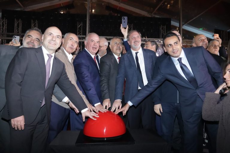 إضاءة شجرة الميلاد في ساحة الشهداء بحضور ممثل الرئيس عون ورئيس الحكومة ووزراء ونواب