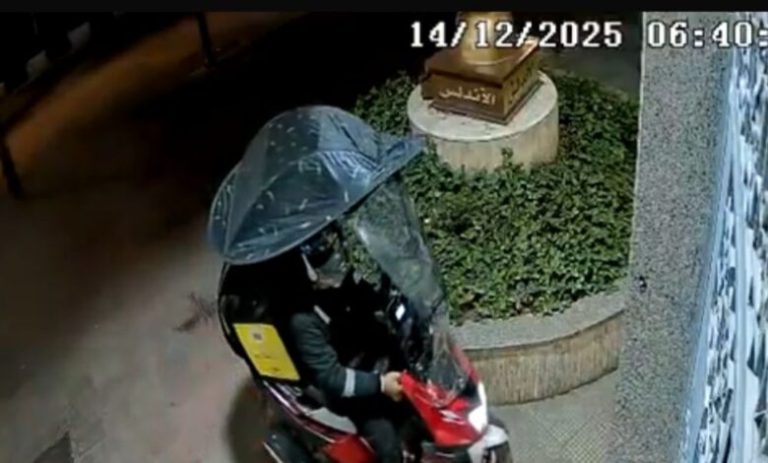 بالفيديو: حادث سرقة لعامل مطعم “ملك الطاووق”