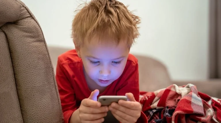 إليكم أضرار استخدام الهاتف للأطفال تحت سن 12 عاما