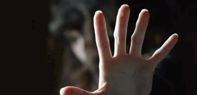 رفضت إنهاء خطوبتها.. أب يدفع ابنته من الطابق الثالث