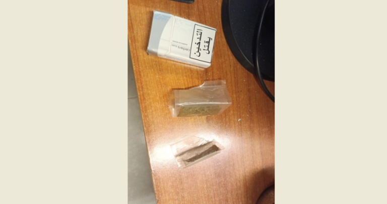 توقيف فلسطيني يحمل مواد مخدرة